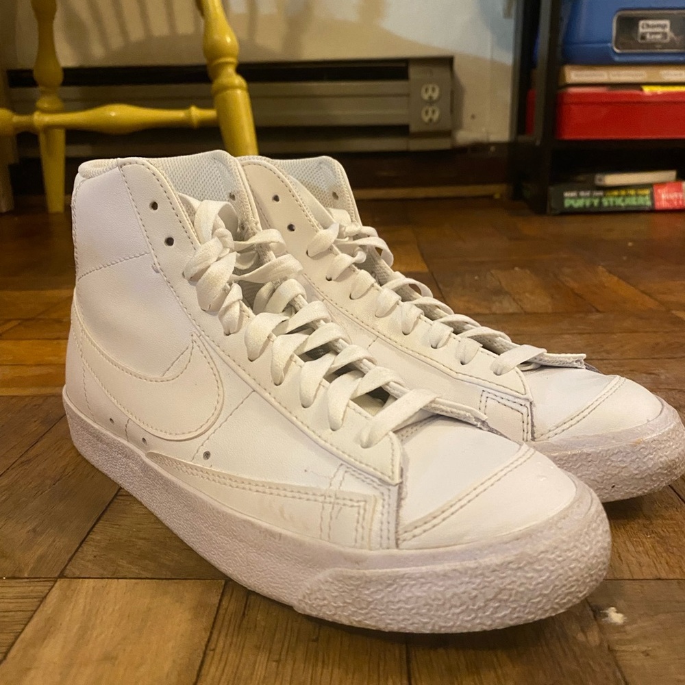 White Nikes
great condition 
no stains
worn outside once or twice